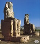 I due colossi di Memnone sono tutto quanto oggi rimane del grande e splendido tempio funebre dedicato al faraone Amenofi III.  (Fai clic per ingrandirla)