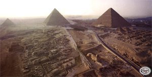 Dietro la grande Sfinge ecco le maestose piramidi di Giza alla periferia del Cairo.  (Fai clic per ingrandirla)